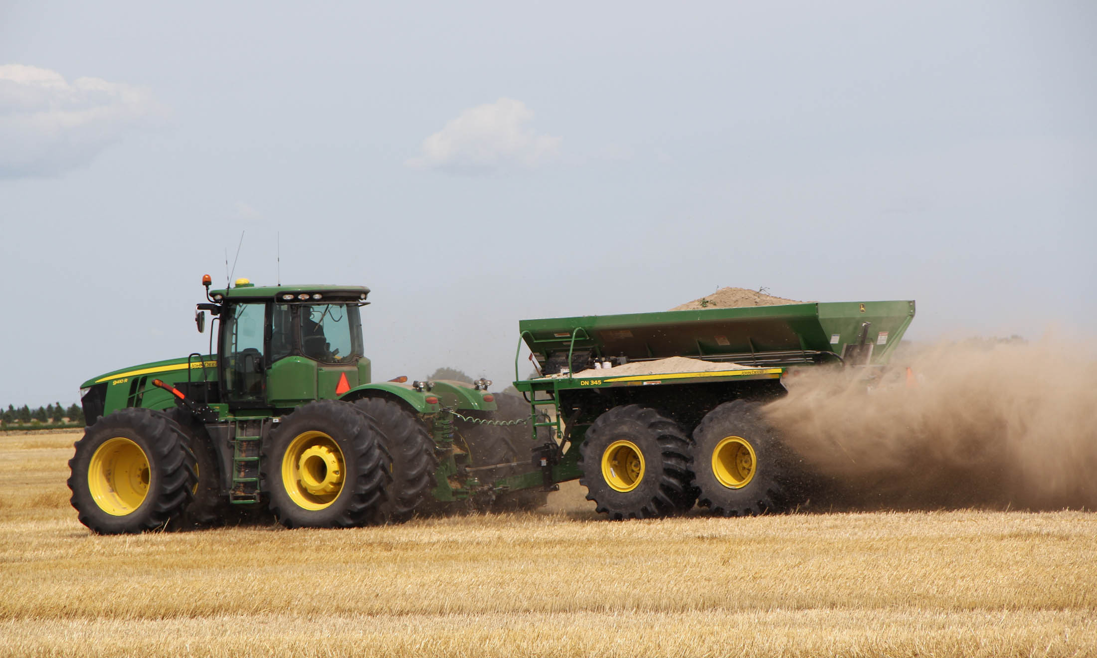Rock dust and lime spreading on fields (Image: John Deere/Max Pixels)