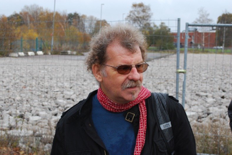 Neil Smith on a walking tour of the gentrifying Gothenburg district of Kvillebäcken, October 2010  Source: Reproduced with kind permission of Tom Slater