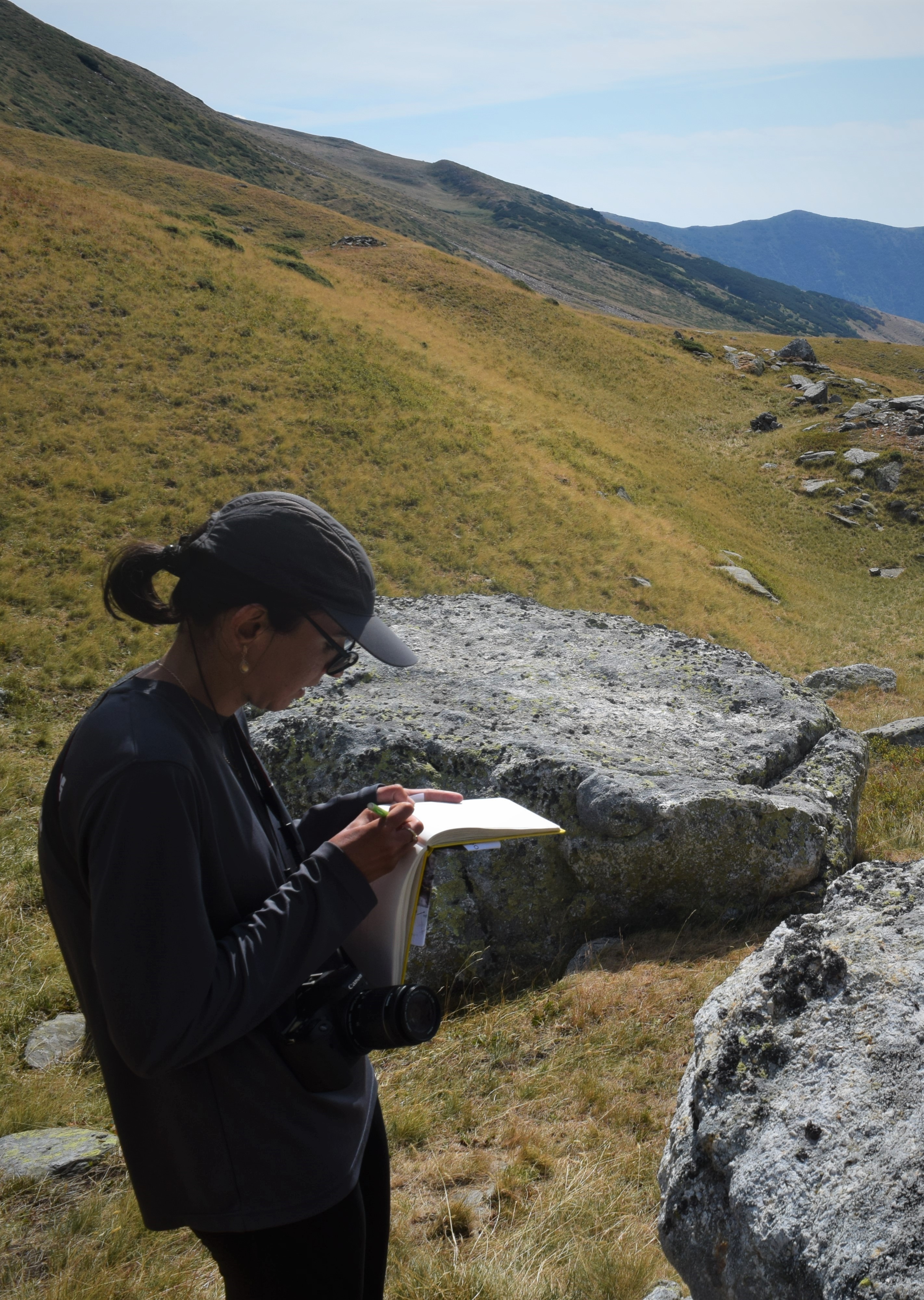 Describing the geomorphological context and surface cover of glacial boulders for cosmogenic nuclide dating, Vlăsia Valley, Godeanu Mountains.