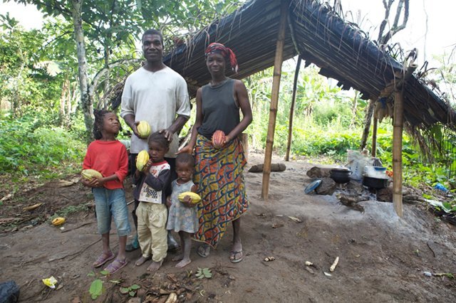 Cocoa farmers and their family in Cote d’Ivoire. Oxfam’s campaign aims to encourage companies including Nestlé to improve the livelihoods of farmers such as cocoa farmers. (Source: Nestlé)