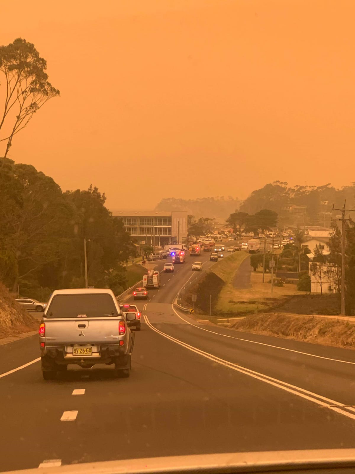 Malua Bay fire fighters rush to the wildfire © Melinda Varcoe