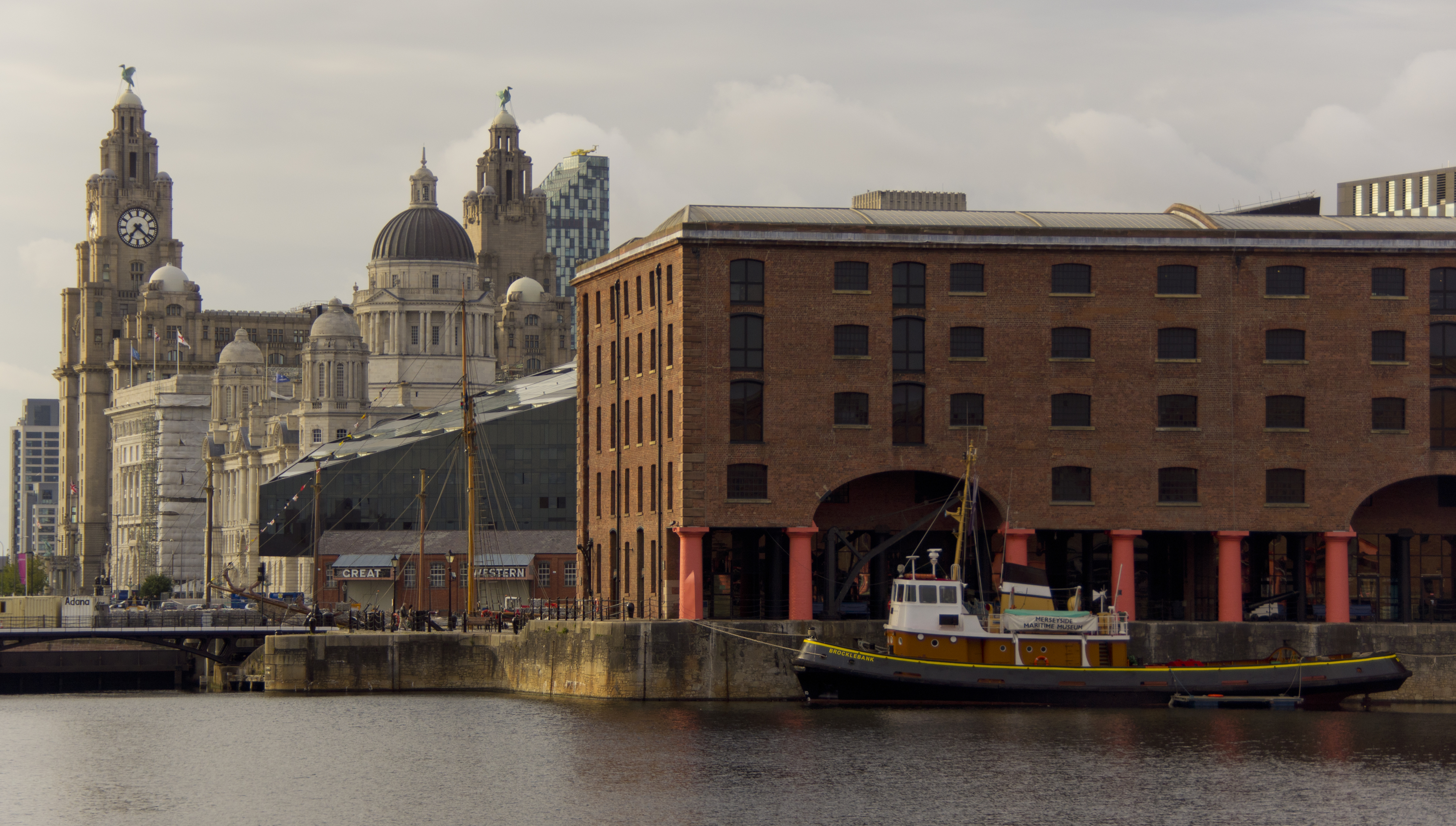 Liverpool Albert Docks © Barry Skeates, Flickr